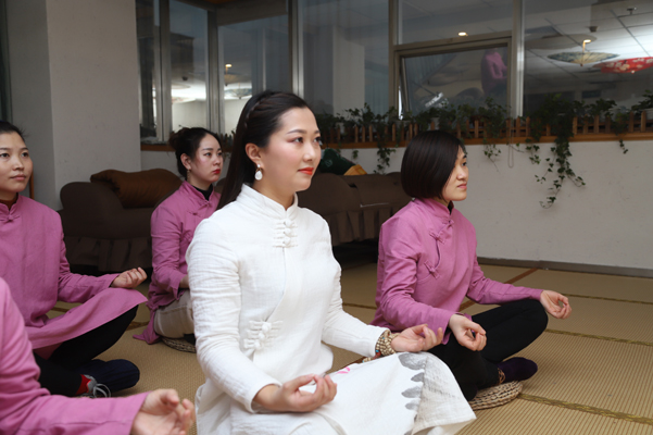 采耳培训老师和学员一起修禅