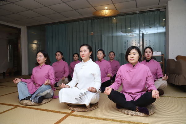采耳培训老师带领学员一起修身养性