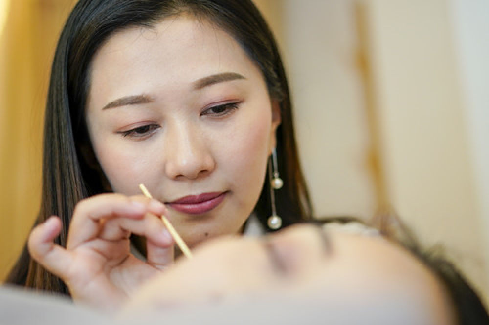 重庆:采耳姑娘李存林 留住手艺传承匠心